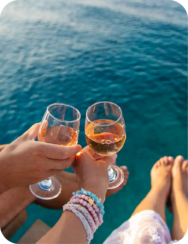 Tomando una bebida en el mar