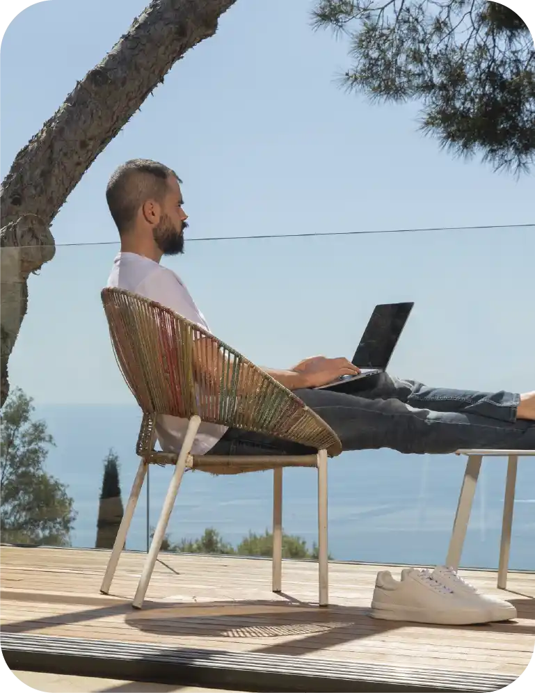 Hombre trabajando desde RHEVO